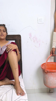 Komal had geen water meer in Dosi's huis, hij kwam om een emmer te vragen