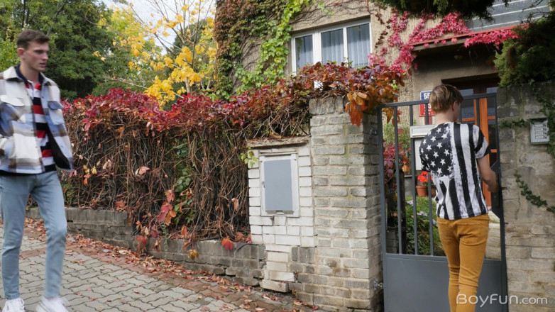 Boyfun: 커피를 위해 정액을 마시는 Barebacking Twinks