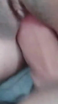 Então eu chupo o pau do meu amante muito babando e a deixei