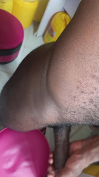 Énorme bite noire poilue au corps