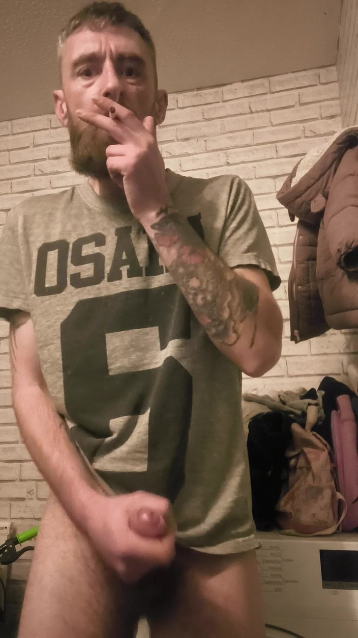 Smoking stoker: Brincando com minha bunda e fumando