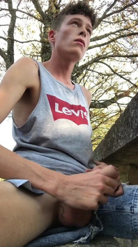 Twink con sei pacchetti di addominali e cazzo mostruoso - pericolosa masturbazione da sola all'aperto e sborrata