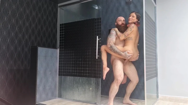 QweenSG: Několik stříkání ve sprše a iron-biker stříkání do obličeje !!