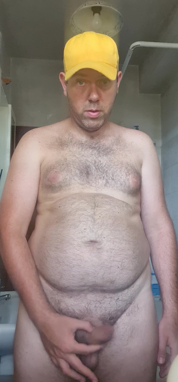Mirko2589: Nahý kluk v koupelně se žlutou čepicí
