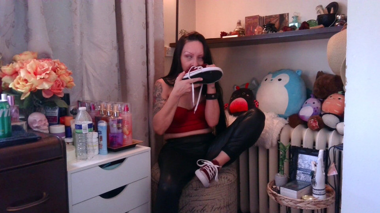 Raven Willow: Miluji lízání vlastních nohou