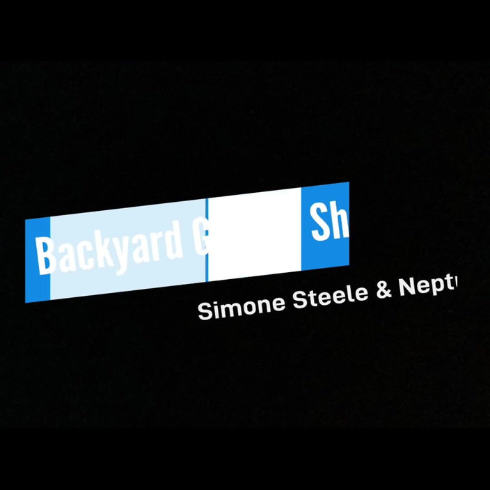 Simone Steele: Zlatá sprcha na dvorku
