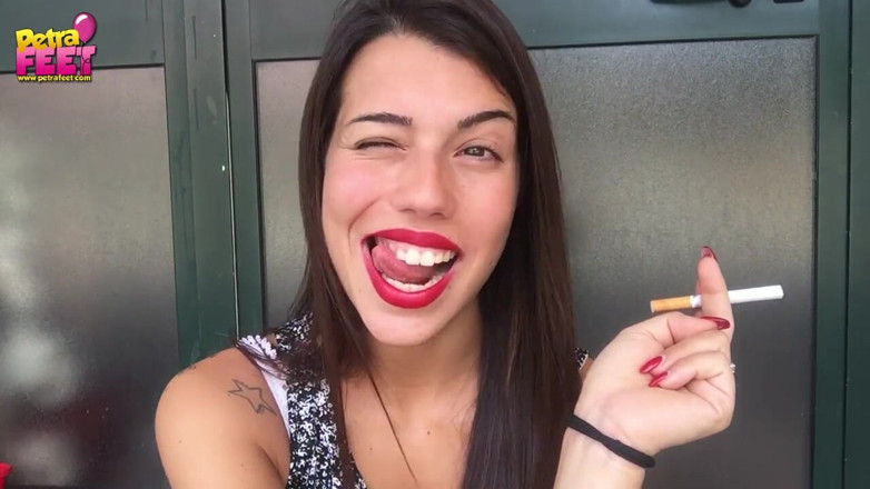 Smokin Fetish: 甘い十代の初めての喫煙にcam