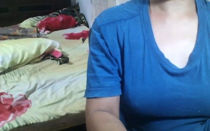 Arabicqueen: India linda chica juega con grandes tetas y cuerpo desnudo