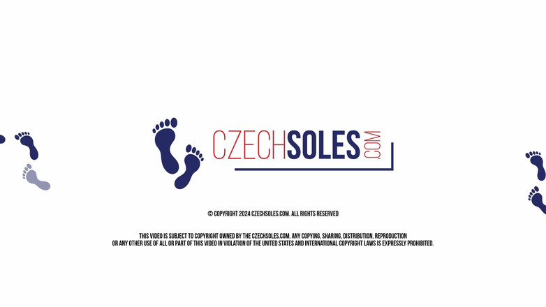 Czech Soles - foot fetish content: Ragazza z in sandali a piedi nudi