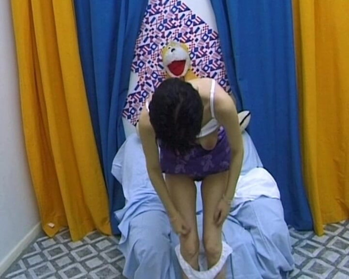 YOUR FIRST PORN: Strange Sissi jest cichsza, ale napalona