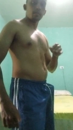 Un jeune homme se masturbe