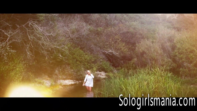 Solo girls mania: Scarlet Red masturba sua buceta