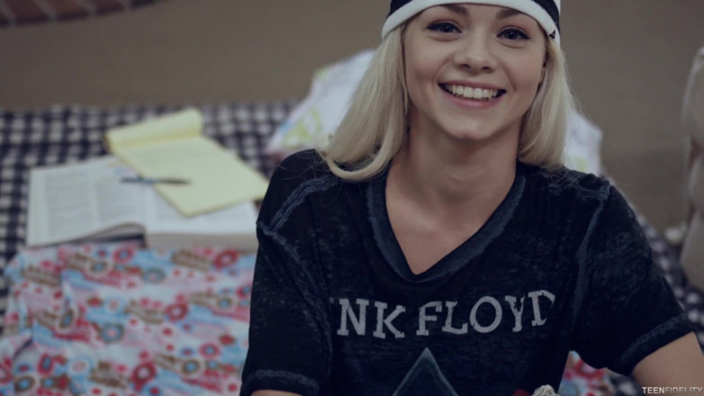 Pornfidelity: 小さな義理の娘はパパが彼女の中に深く射精することを望んでいます