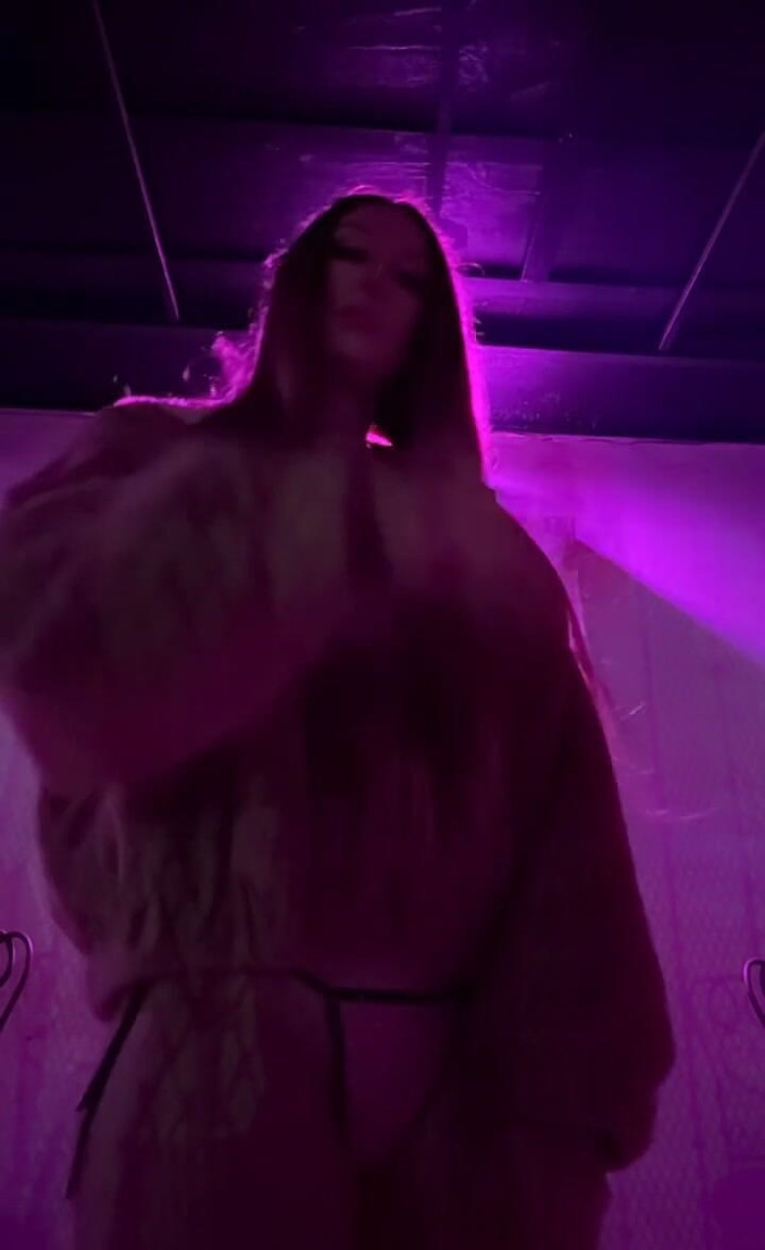 Artemisia Love: Uno Una Sigaretta Con Addosso Un Bikini E Una Giacca...