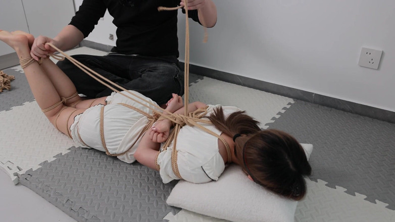 Cute girl bondage: 彼女はロープで縛られ、振動するオーガズムを経験し、裸足でした。