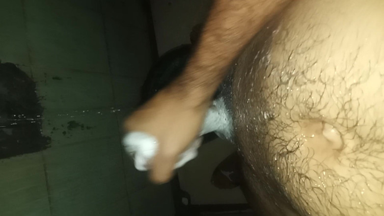 Cute boy jerks off: शॉवर में आदमी अपने कंधे को चाटता है और अचानक हस्तमैथुन करने जैसा महसूस करता है