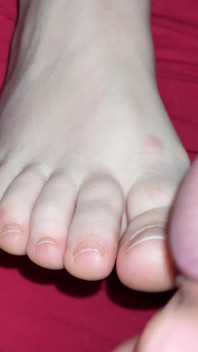 Sexy pies pequeños se corren en los pies