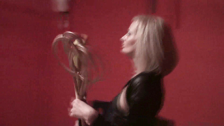 Femdom Austria: Заостренные сапоги бьют ногами в красной камере