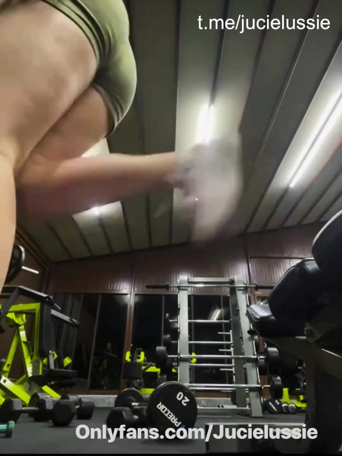 JuiceLussie: Ragazza calda in palestra si allena e gioca con se...