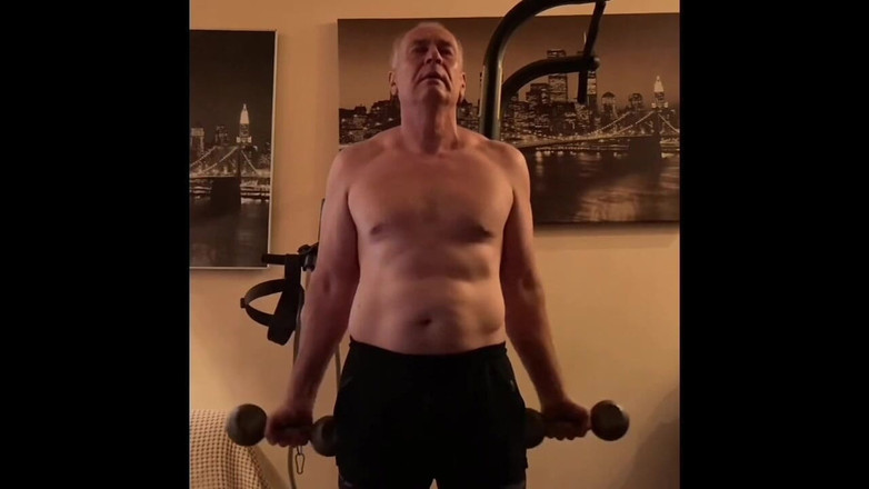 Alex Igogo: 何見てるんだ