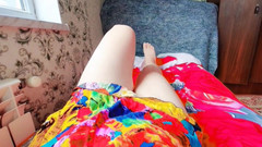 Kitty_Cross: Cewek manis ini bersandar di balkon saat matahari terbenam