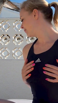 Seducción de ropa de baño: lycra oscura, piel mojada y susurros sucios