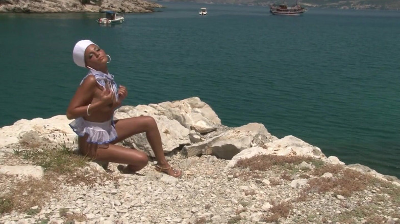 THAGSON CORE: La marinaia tettona si mostra all'aperto in riva al mare