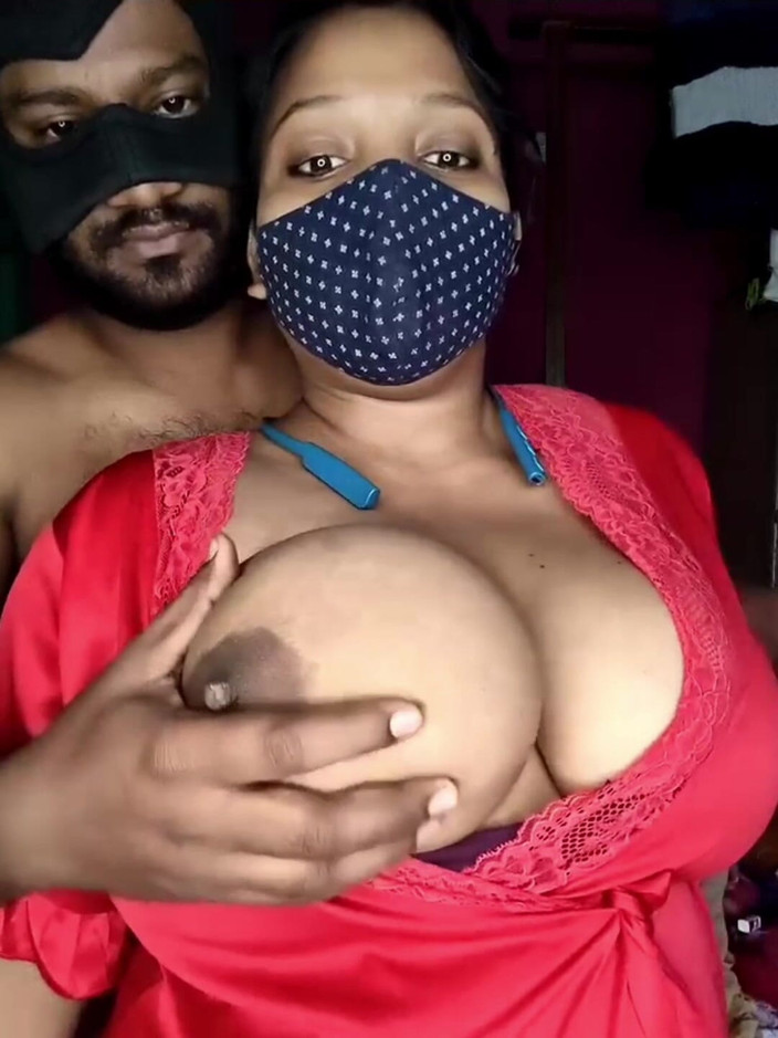 Queen7895: Kamerada çok büyük göğüsler gösterisi