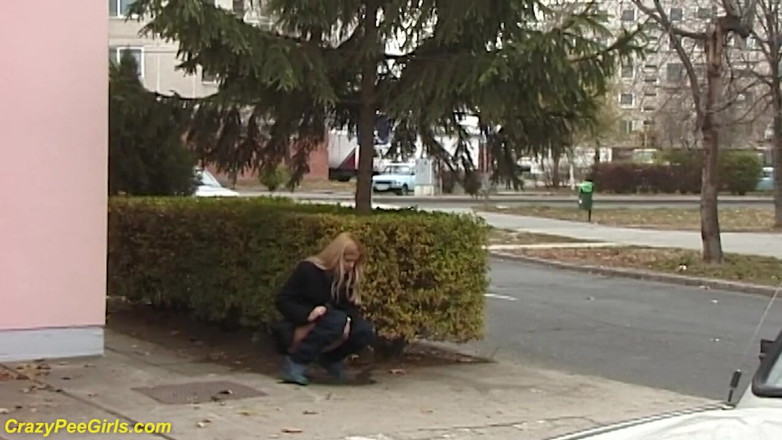 Crazy pee girls: Piękno sika na ulicy za krzakami
