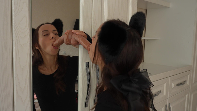 Pantera Nika: Catgirl saje robertek na zrcadle