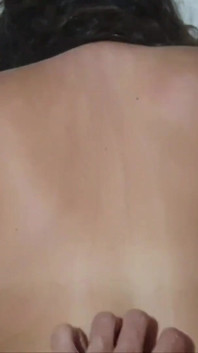Une demi-sœur séduit son demi-frère pour du sexe. Il éjacule sur sa touffe !