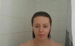 Real experiência de namorada em primeiro plano com sexo quente e molhado no chuveiro