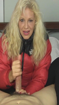 Charlee Chase红色浮肿夹克打手枪