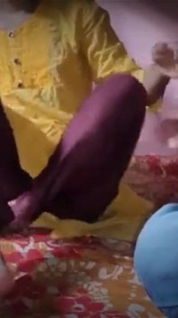 퇴근 후 여친을 방으로 데려가 격렬한 힌디어 섹스를 남겼습니다.