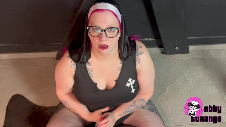 Abby Strange: Super vulgární! Říhnu si v kostýmu jeptišky