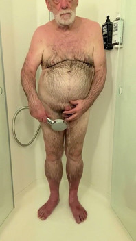 L'allenatore karl inizia la sua doccia calda 7221