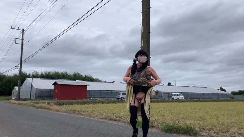 megu2002: 露出散歩は危険がいっぱい