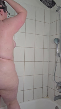 Gruesa grandota hace striptease & provocación jabonoso en la ducha