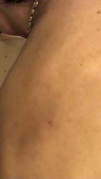 Il timido vicino sbatte la sporca matura Clarisse durante la ripresa con il preservativo