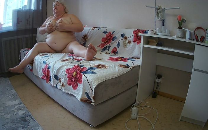 Zona901: 장난감으로 털이 무성한 보지를 자위하는 여친