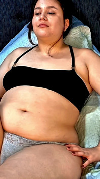 Nicole's Dikke Buik Plaagt Na Het Vullen - BBW-bank Schudden