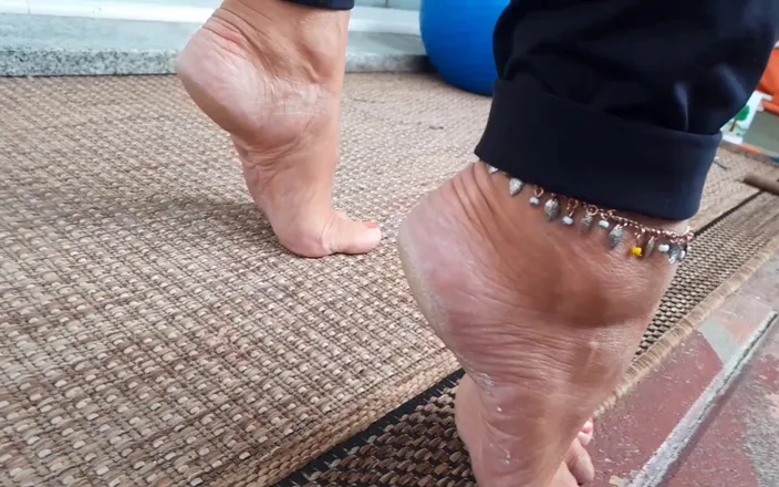 Selena701: Amateur Blonde Mature Wife Enjoys Feet Worship