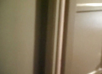 Real Swingers: 神话般的亚洲宝贝与两个幸运的家伙玩得很开心