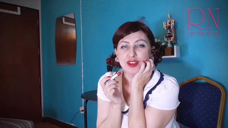 Regina Noir: Roter lippenstift küssen, necken von Regina Noir. Ich werde einen...