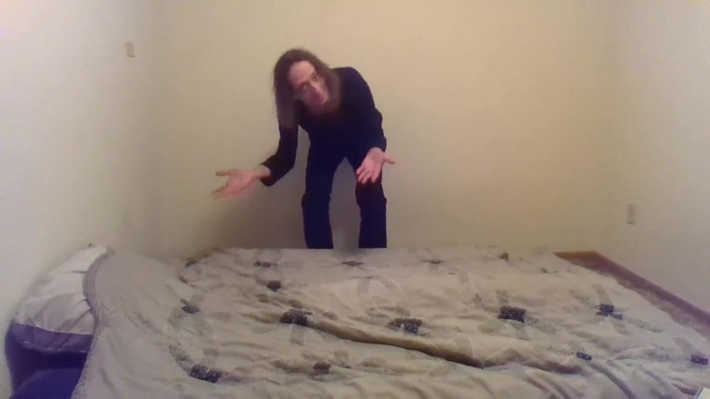 LilTaste: Transgirl vestida esperando un buen pezón y haciendo una cama...