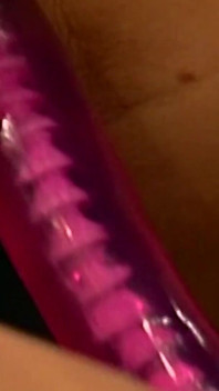 Hete lesbische liefde met een plakkerige dildo op een fancy bartafel