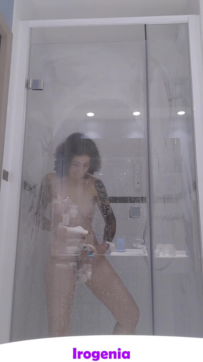 Irogenia: Eine Schlampe, Die Sich Selbst Während Der Dusche Anzieht, Kommt...