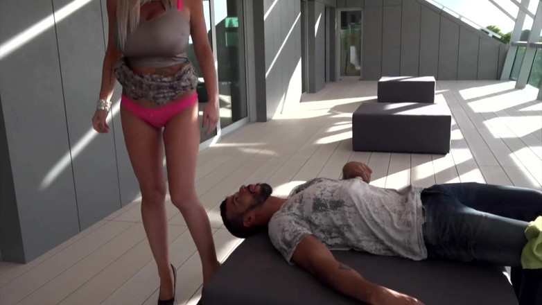 MILF and Big Wet Tits XXX: Dwie gorące i seksowne blondynki uprawia seks analny i trójkąt