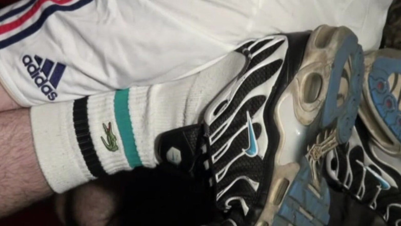 Sneaker gay: Slampa sub missas av sneakers av topp dominerande