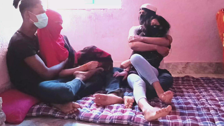 HousewifeGeeta: Индийская свингерская пара обменивается женами друг с другом в секс-видео дези в тройничке